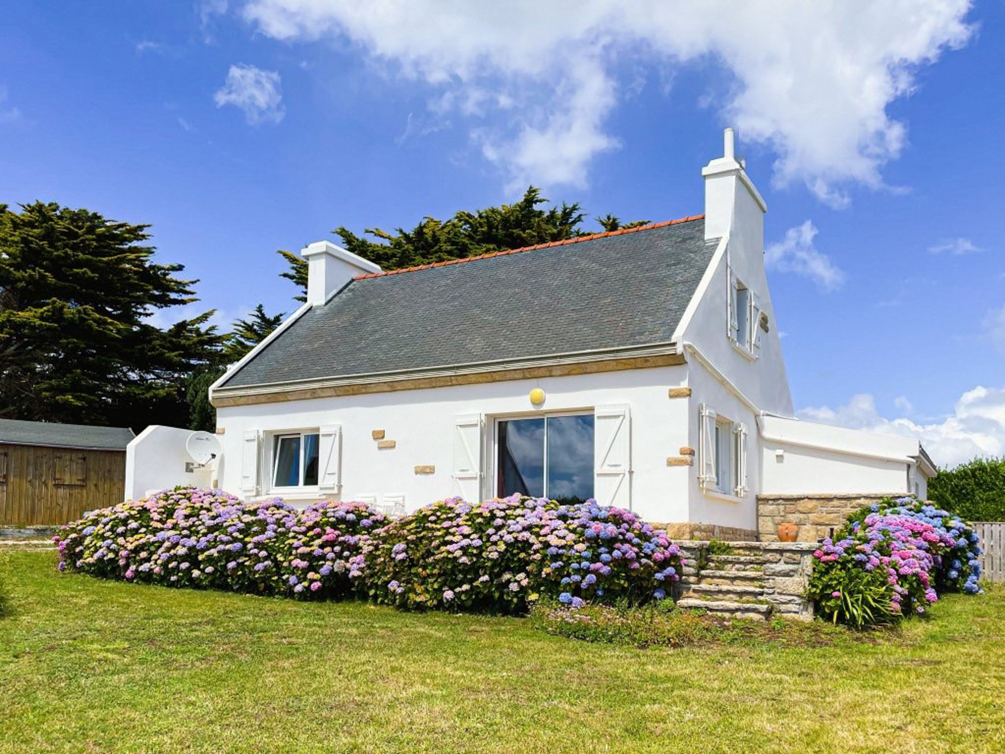 Vue extérieure du gîte à Plozévet, Baie d’Audierne