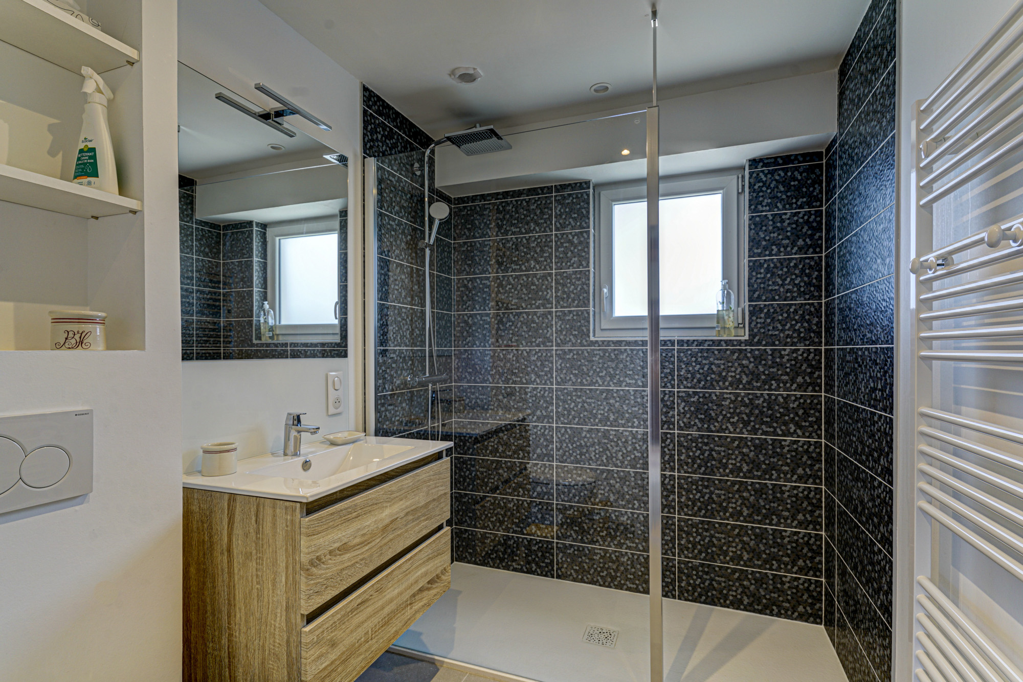 Salle à manger du gîte à Plozévet